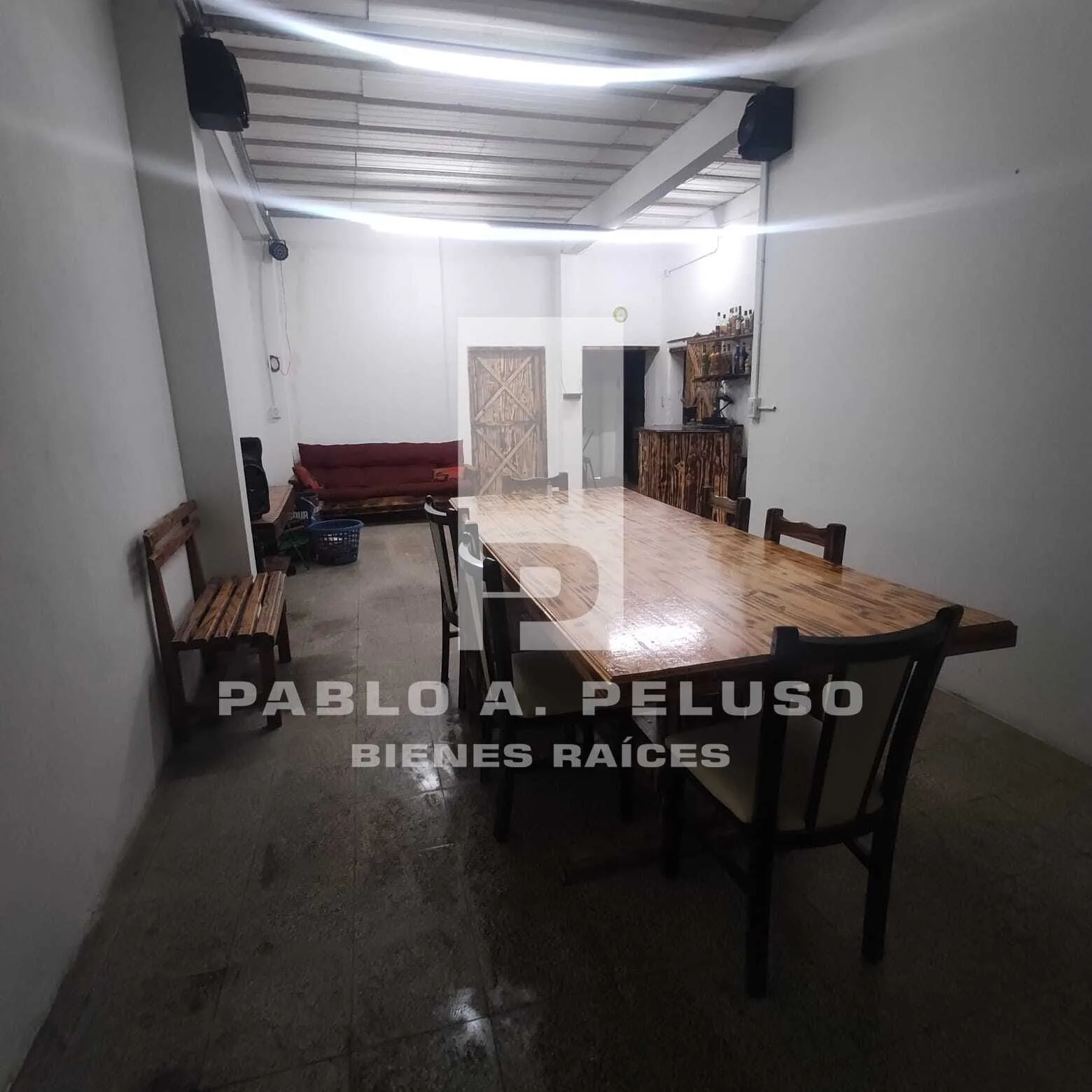 VENTA AMPLIO LOCAL USO INDUSTRIAL Y DOS DEPARTAMENTOS. MERLO. ZONA OESTE. BUENOS AIRES