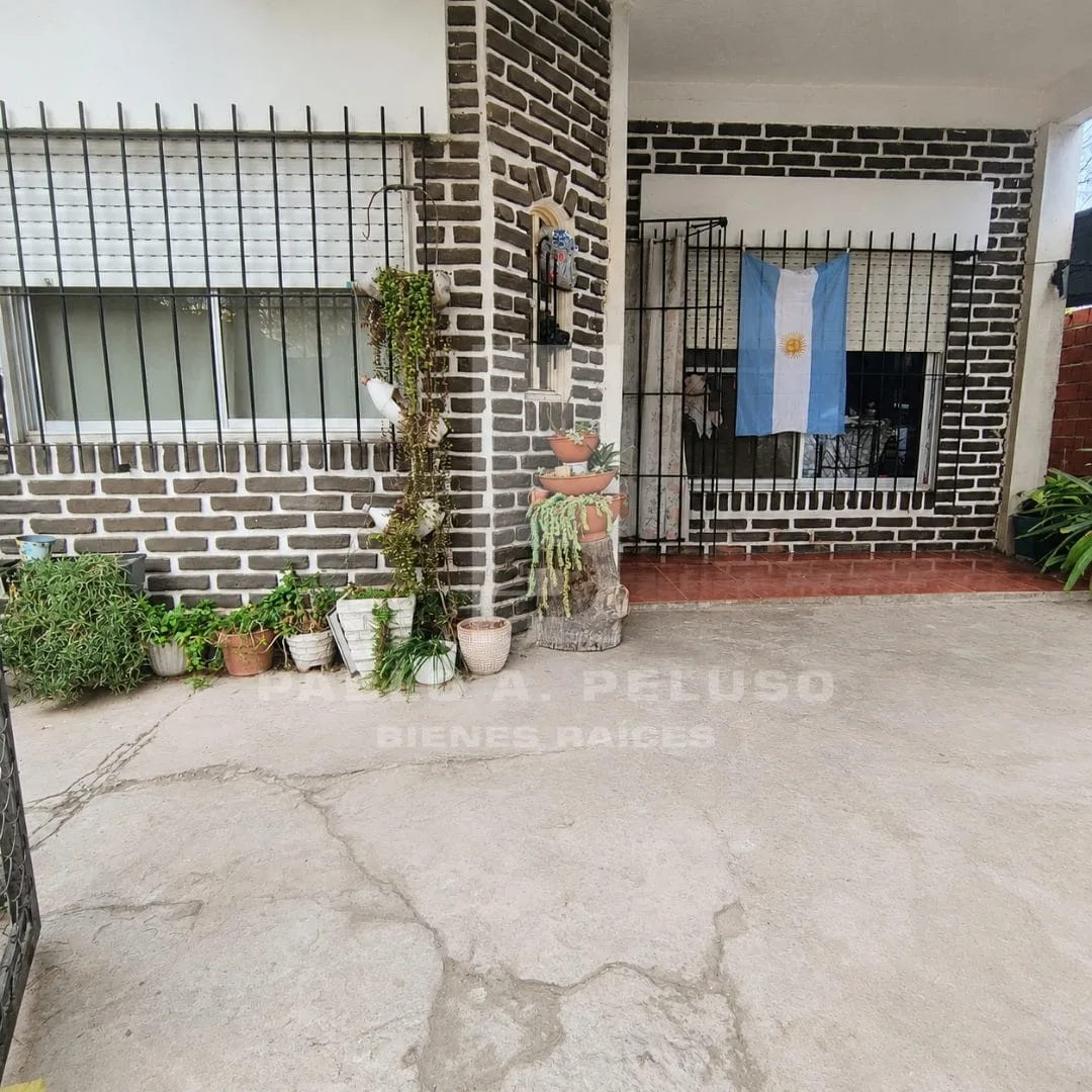 VENTA DE  CASA 4 AMBIENTES Y DOS DEPARTAMENTOS. LIBERTAD, MERLO. ZONA SUR. BUENOS AIRES.