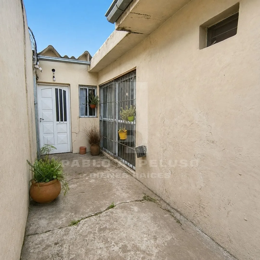 VENTA DE DOS CASAS, 4 AMBIENTES,  EN MERLO. ZONA OESTE, BUENOS AIRES