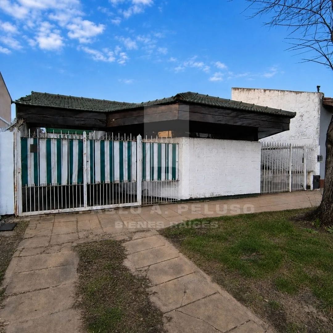 VENTA DE DOS CASAS, 4 AMBIENTES,  EN MERLO. ZONA OESTE, BUENOS AIRES