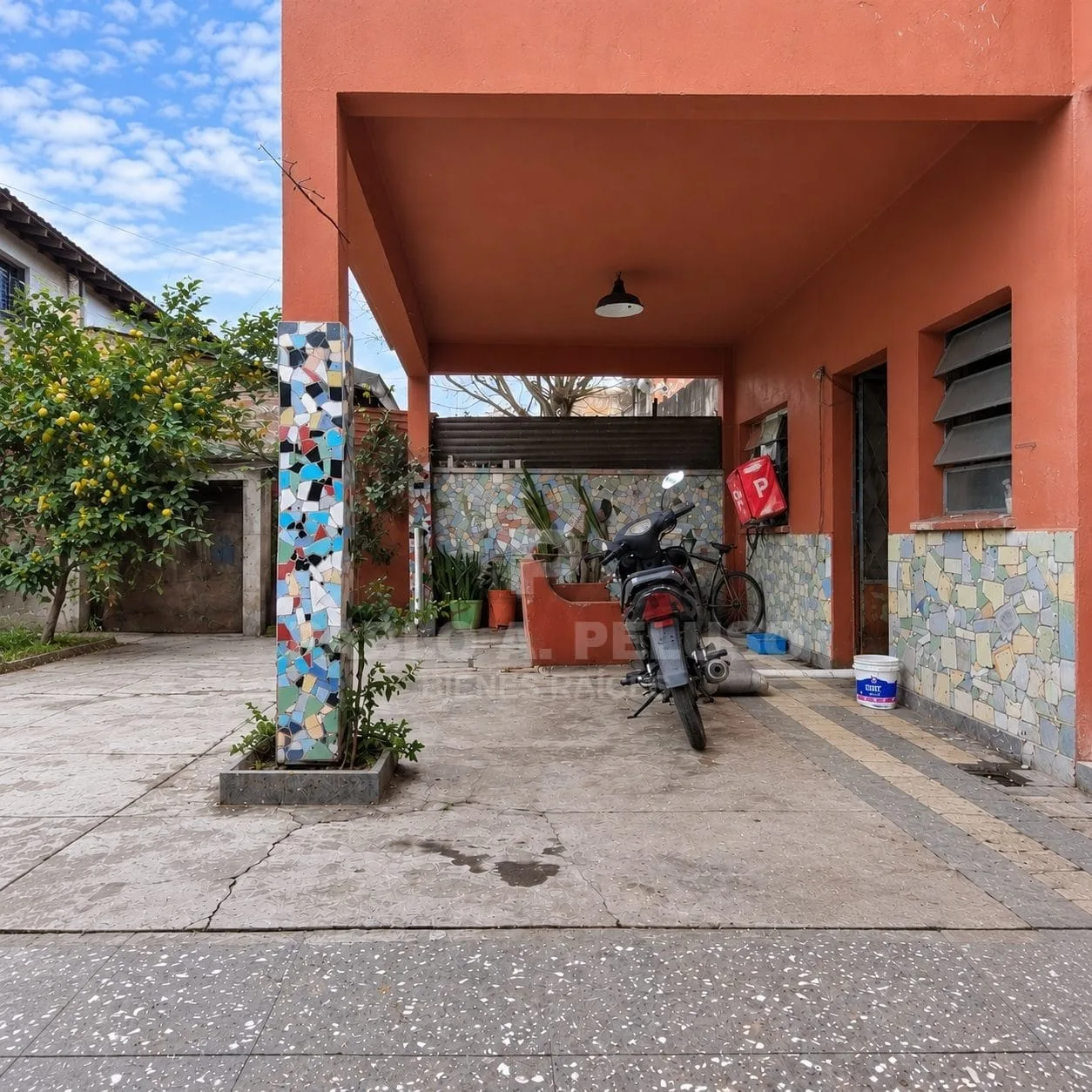VENTA DE DOS LOCALES Y UN DEPARTAMENTO A REFACCIONAR EN MERLO.  ZONA OESTE. BUENOS AIRES.