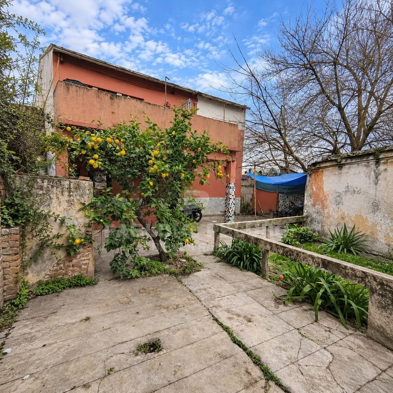 VENTA DE DOS LOCALES Y UN DEPARTAMENTO A REFACCIONAR EN MERLO.  ZONA OESTE. BUENOS AIRES.