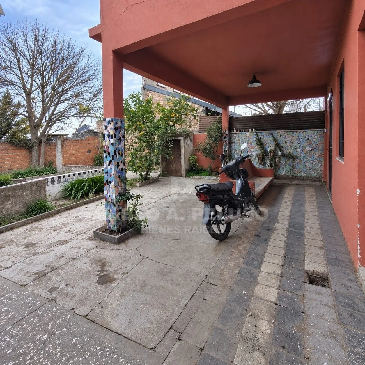 VENTA DE DOS LOCALES Y UN DEPARTAMENTO A REFACCIONAR EN MERLO.  ZONA OESTE. BUENOS AIRES.