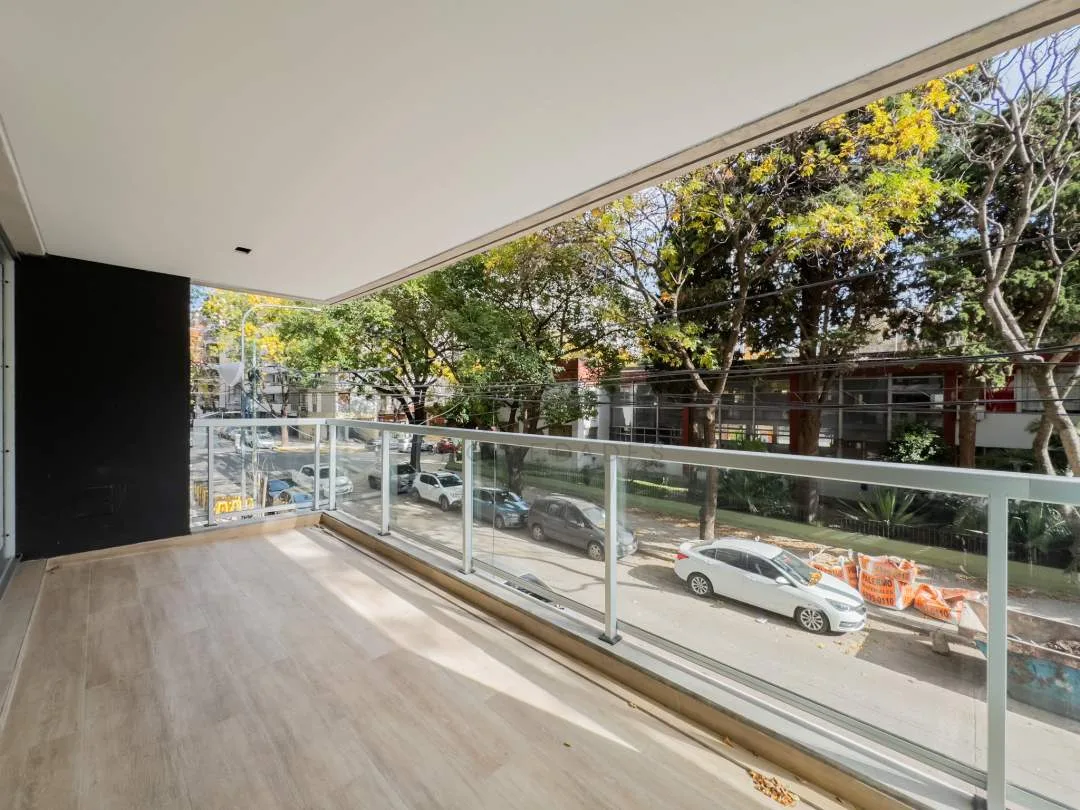 4 ambientes al frente con balcón terraza y 2 cocheras cubiertas