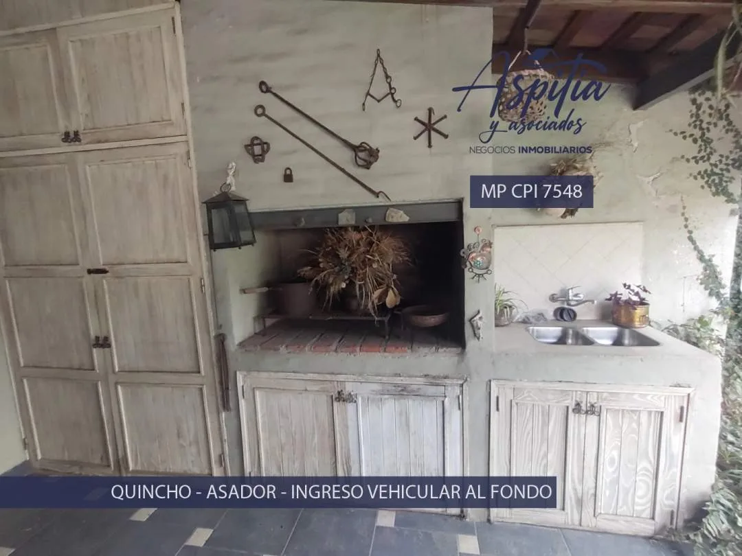 VENTA Casa 5 dormitorios con quincho y cochera en Poeta Lugones