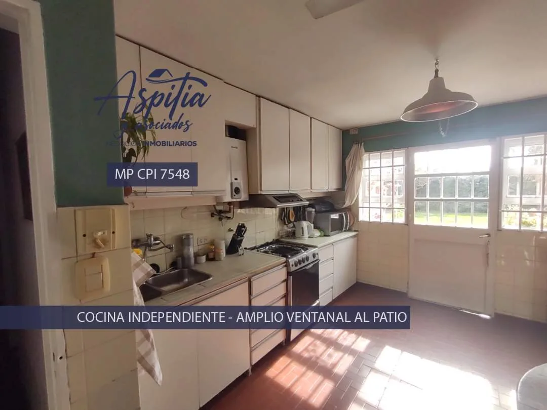 VENTA Casa 5 dormitorios con quincho y cochera en Poeta Lugones