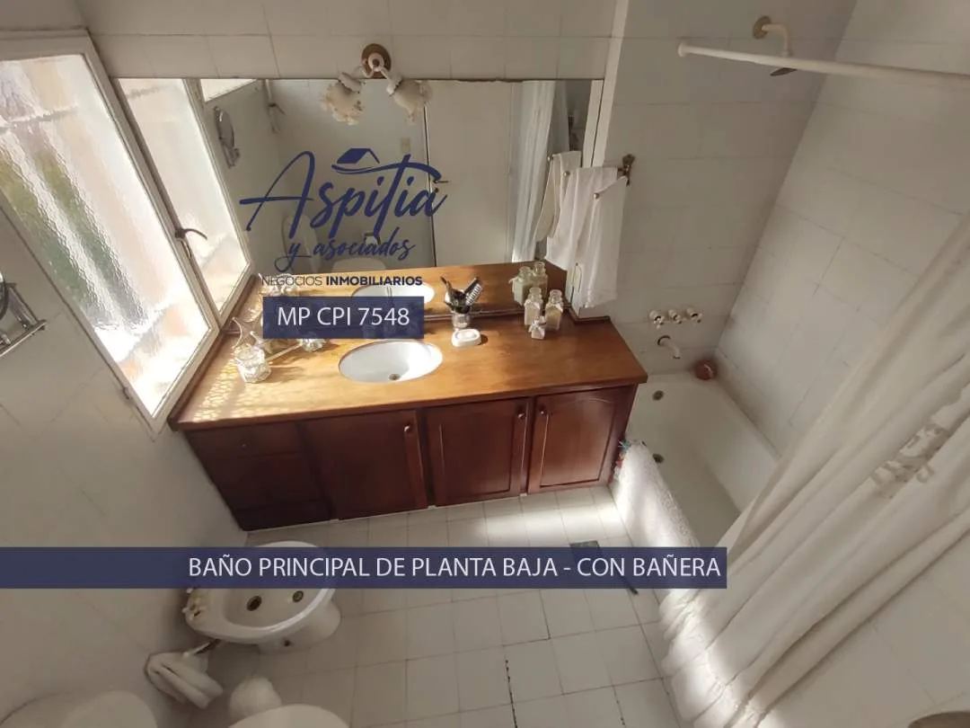 VENTA Casa 5 dormitorios con quincho y cochera en Poeta Lugones