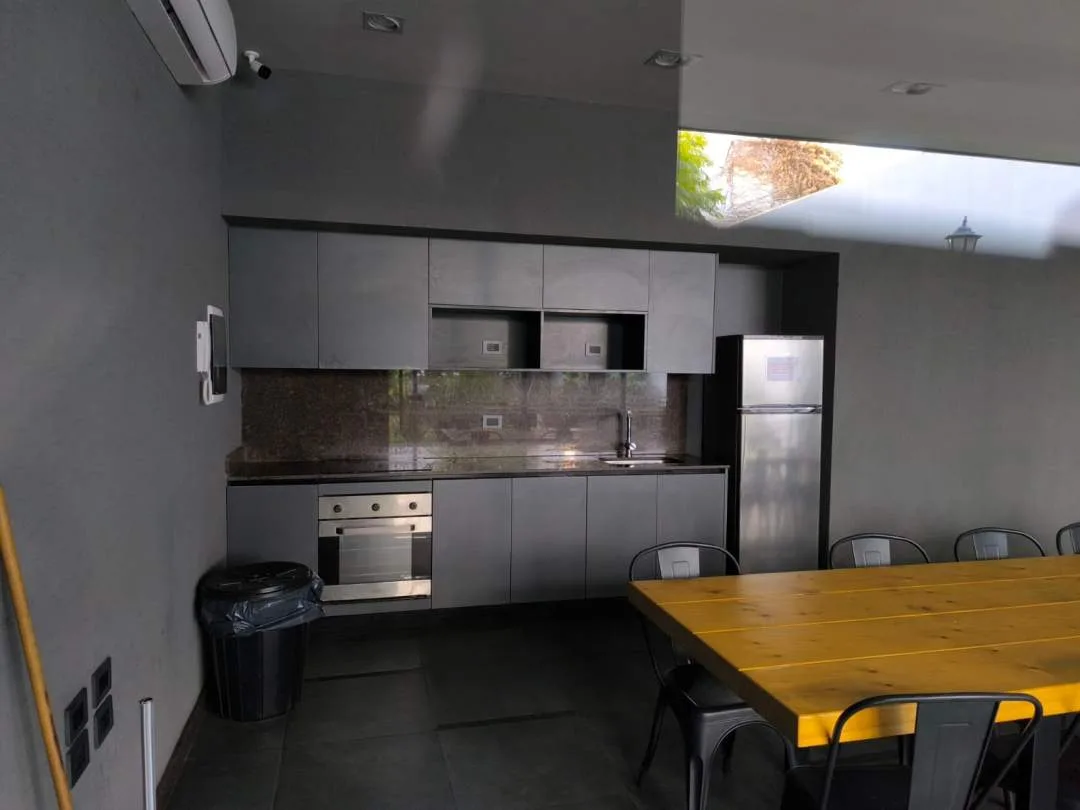 ALMAGRO. Alquiler temporario de 1 gran ambiente con terraza propia