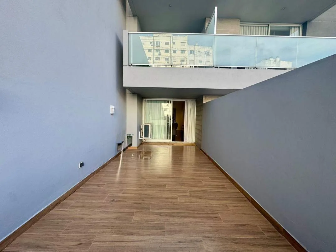 ALMAGRO. Alquiler temporario de 1 gran ambiente con terraza propia