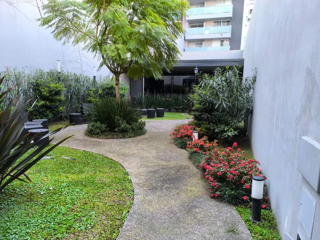 ALMAGRO. Alquiler temporario de 1 gran ambiente con terraza propia