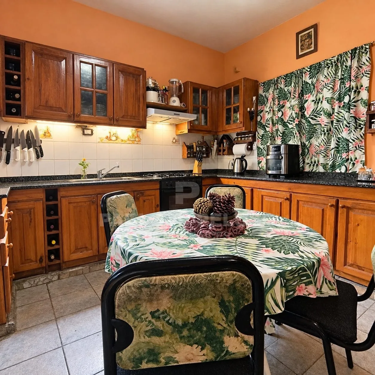 VENTA  DE CASA  5 AMBIENTES,  CON GARAGE EN  MERLO. ZONA OESTE. BUENOS AIRES.