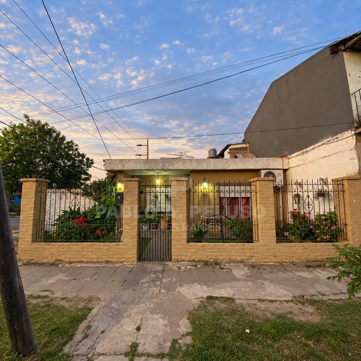 VENTA  DE CASA  5 AMBIENTES,  CON GARAGE EN  MERLO. ZONA OESTE. BUENOS AIRES.