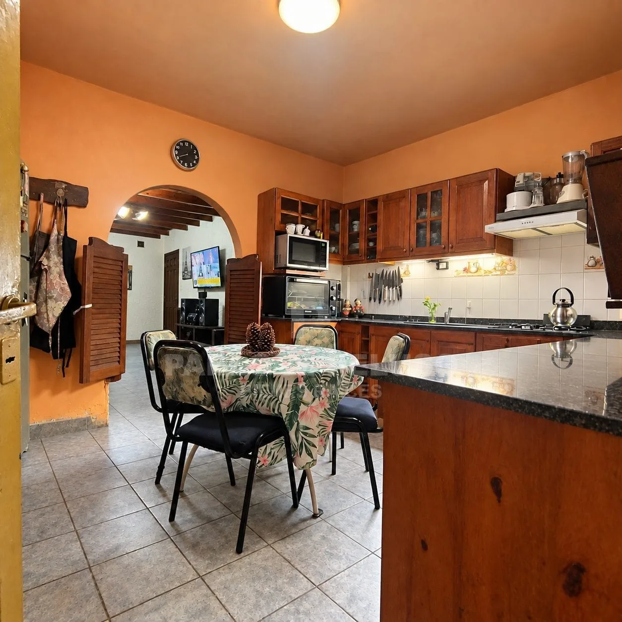 VENTA  DE CASA  5 AMBIENTES,  CON GARAGE EN  MERLO. ZONA OESTE. BUENOS AIRES.