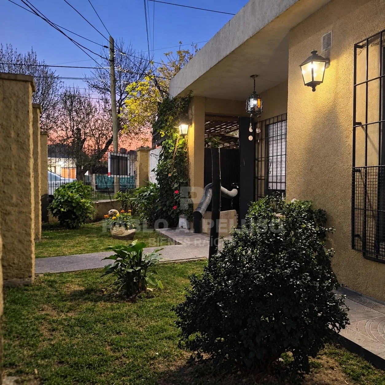 VENTA  DE CASA  5 AMBIENTES,  CON GARAGE EN  MERLO. ZONA OESTE. BUENOS AIRES.