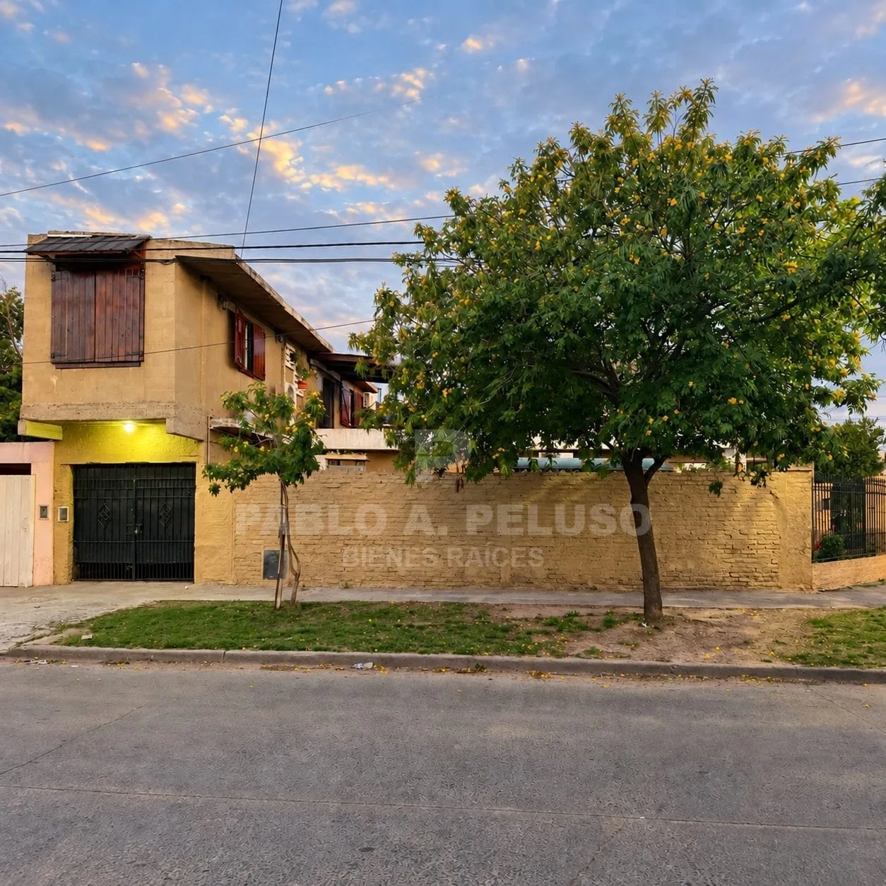 VENTA  DE CASA  5 AMBIENTES,  CON GARAGE EN  MERLO. ZONA OESTE. BUENOS AIRES.