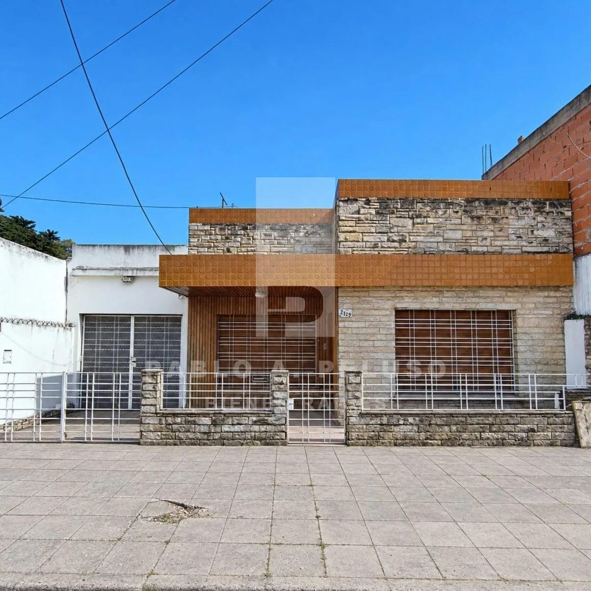 VENTA DE CASA 4 AMBIENTES CON JARDIN Y COCHERA EN MERLO