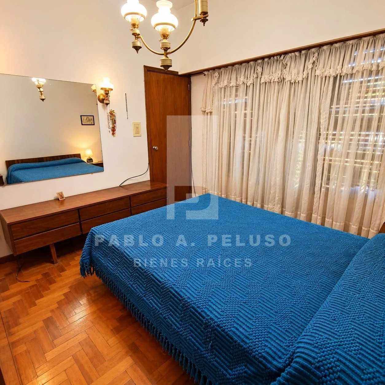 VENTA DE CASA 4 AMBIENTES CON JARDIN Y COCHERA EN MERLO