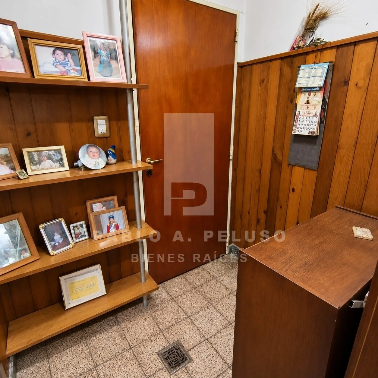 VENTA DE CASA 4 AMBIENTES CON JARDIN Y COCHERA EN MERLO