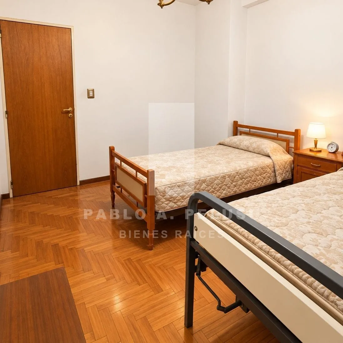 VENTA DE CASA 4 AMBIENTES CON JARDIN Y COCHERA EN MERLO