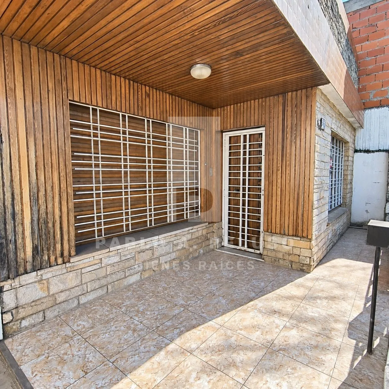 VENTA DE CASA 4 AMBIENTES CON JARDIN Y COCHERA EN MERLO