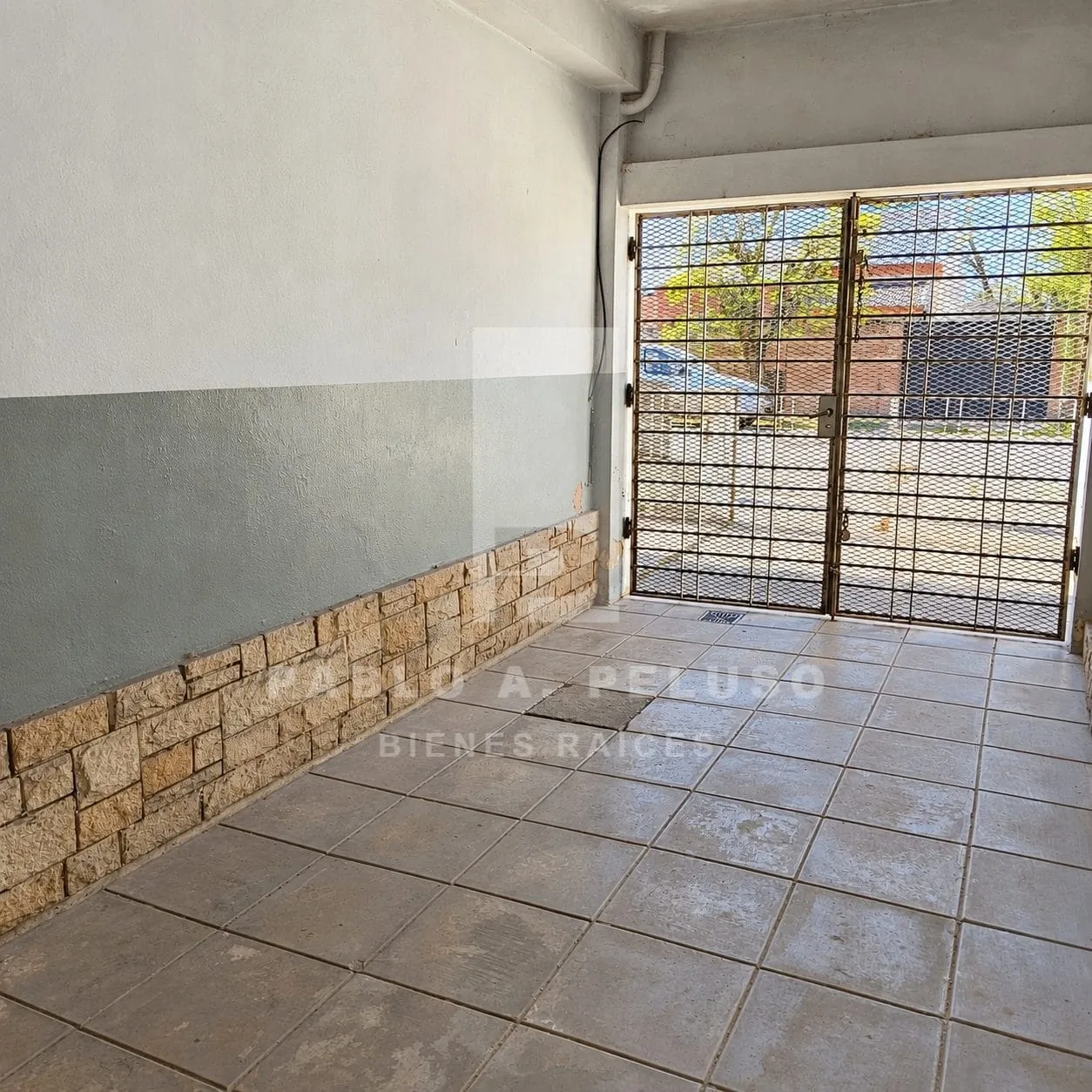 VENTA DE CASA 4 AMBIENTES CON JARDIN Y COCHERA EN MERLO