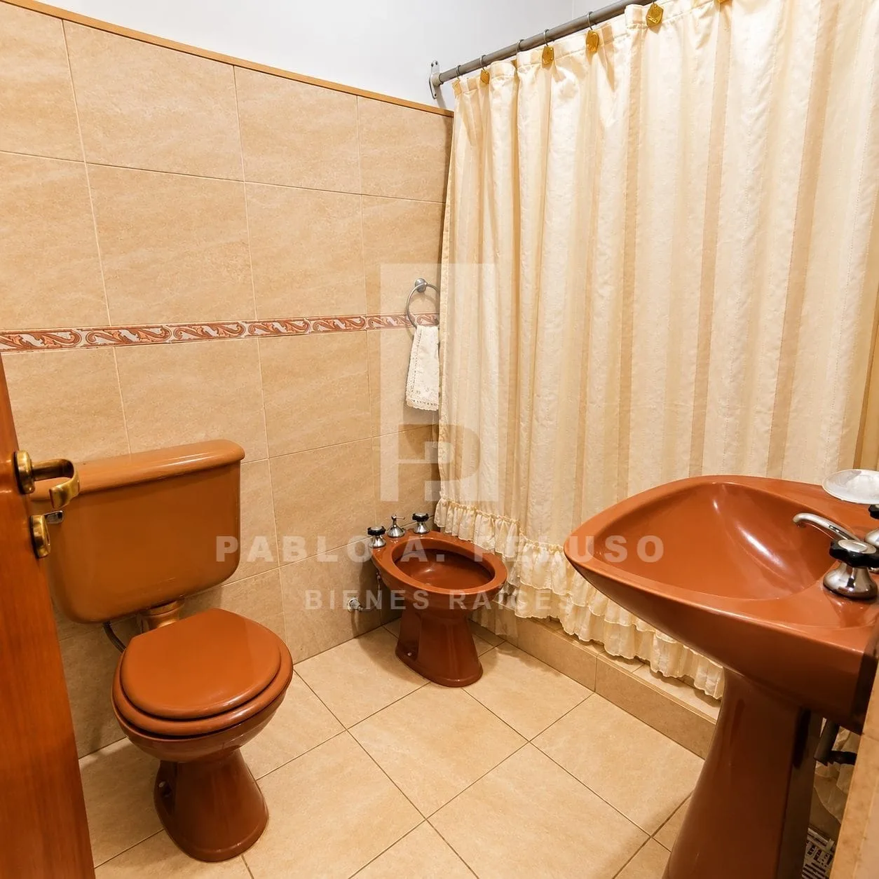 VENTA DE CASA 4 AMBIENTES CON JARDIN Y COCHERA EN MERLO