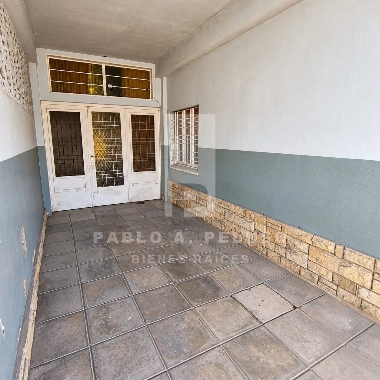 VENTA DE CASA 4 AMBIENTES CON JARDIN Y COCHERA EN MERLO