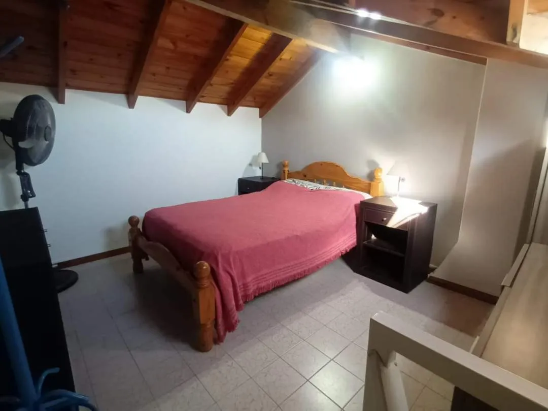 484 - VENDE TRIPLEX 4 AMBIENTES A MTS DEL MAR