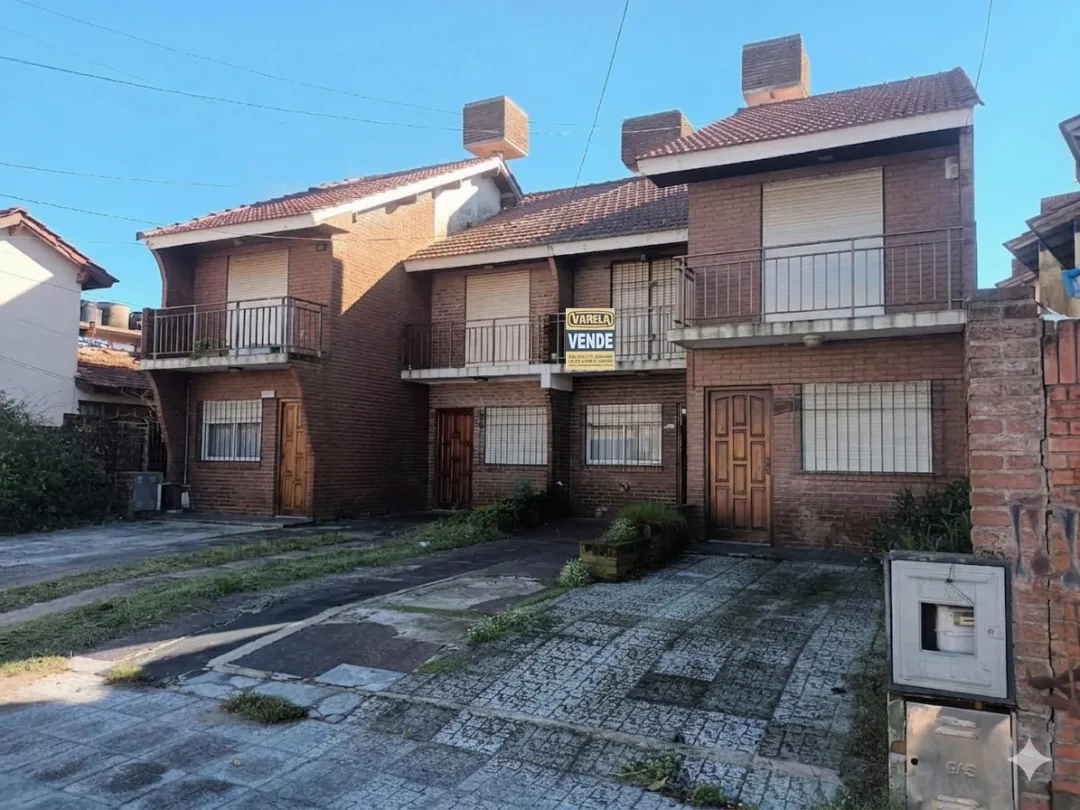 484 - VENDE TRIPLEX 4 AMBIENTES A MTS DEL MAR
