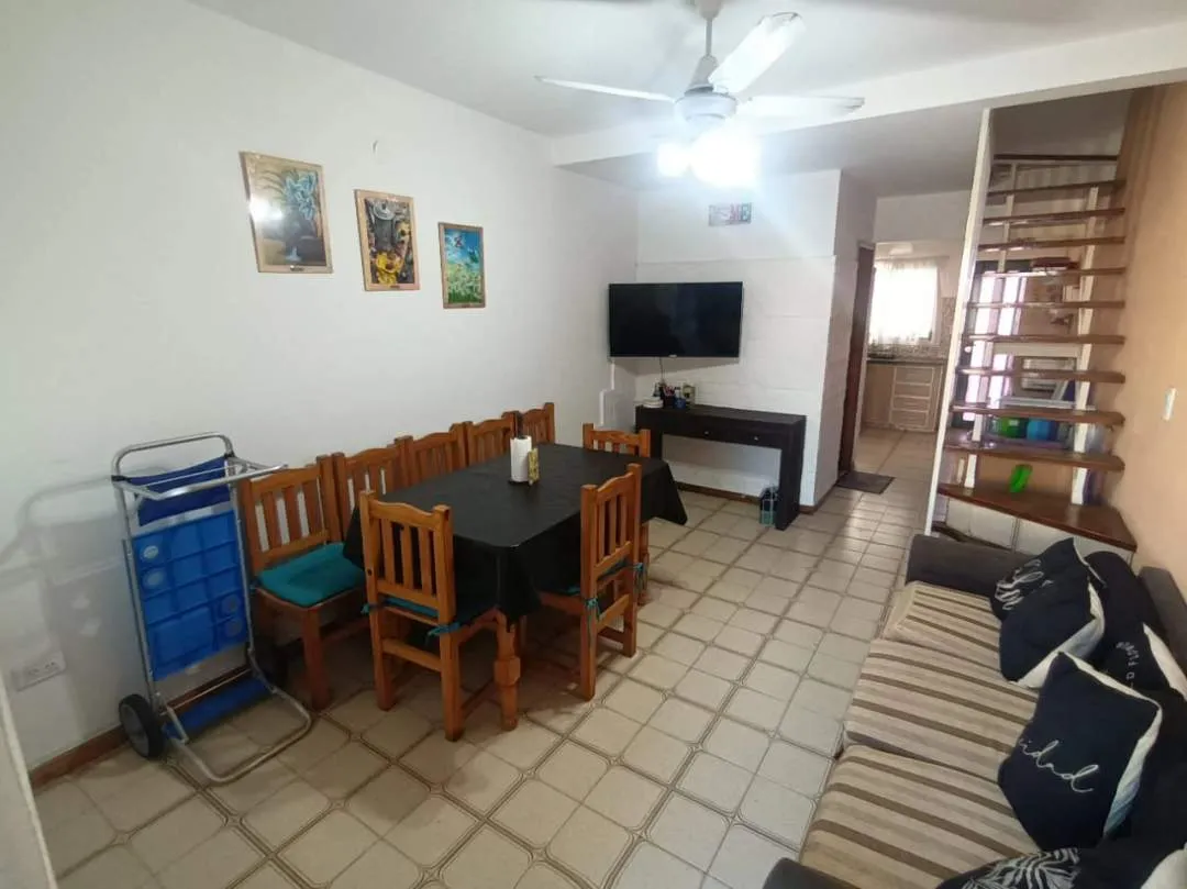 484 - VENDE TRIPLEX 4 AMBIENTES A MTS DEL MAR