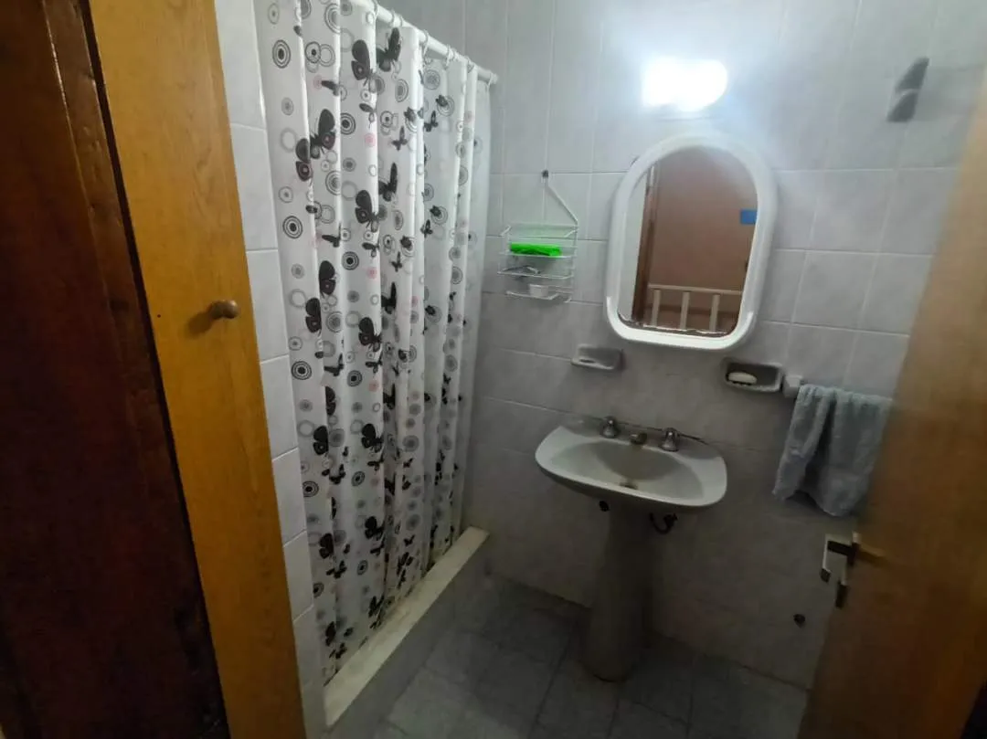 484 - VENDE TRIPLEX 4 AMBIENTES A MTS DEL MAR