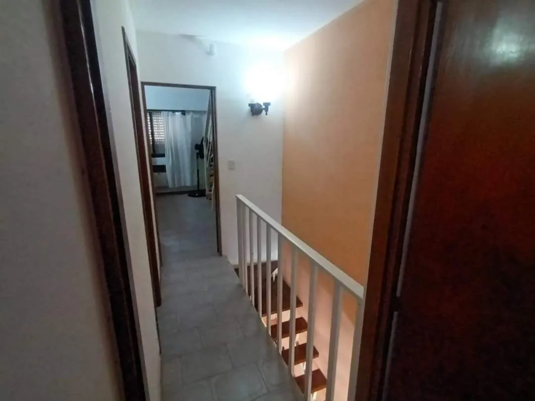 484 - VENDE TRIPLEX 4 AMBIENTES A MTS DEL MAR