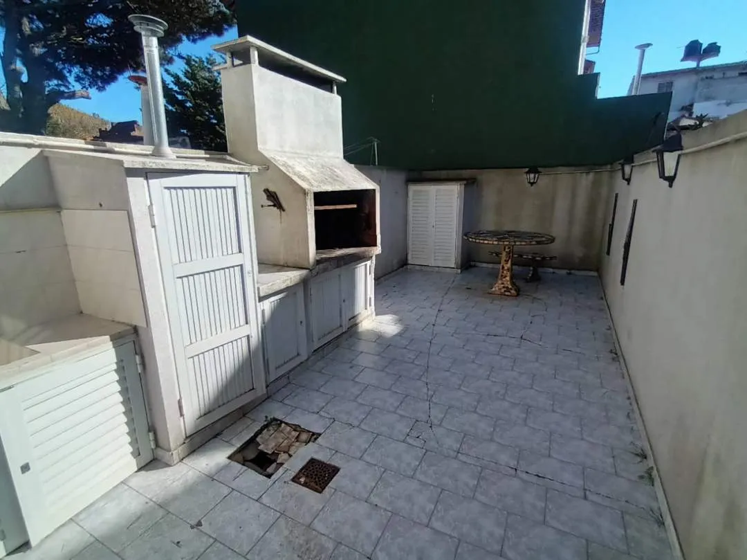 484 - VENDE TRIPLEX 4 AMBIENTES A MTS DEL MAR