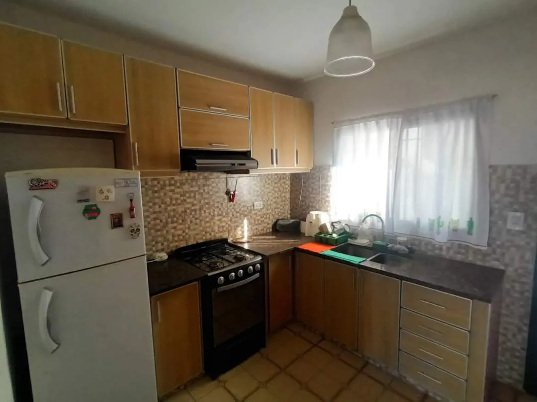484 - VENDE TRIPLEX 4 AMBIENTES A MTS DEL MAR