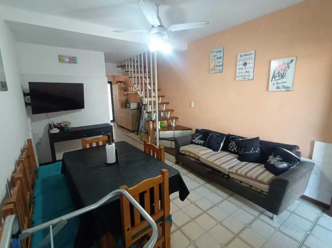 484 - VENDE TRIPLEX 4 AMBIENTES A MTS DEL MAR
