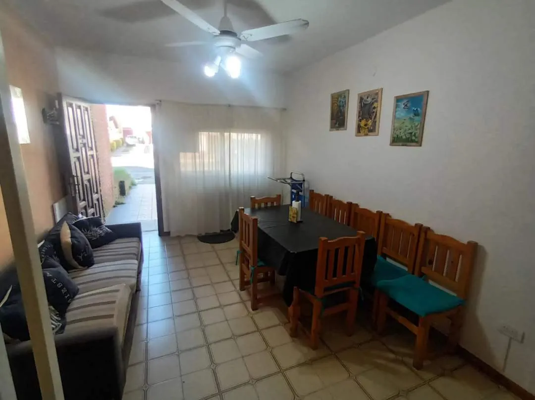 484 - VENDE TRIPLEX 4 AMBIENTES A MTS DEL MAR