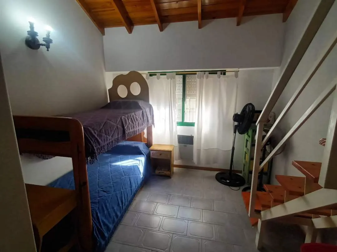 484 - VENDE TRIPLEX 4 AMBIENTES A MTS DEL MAR