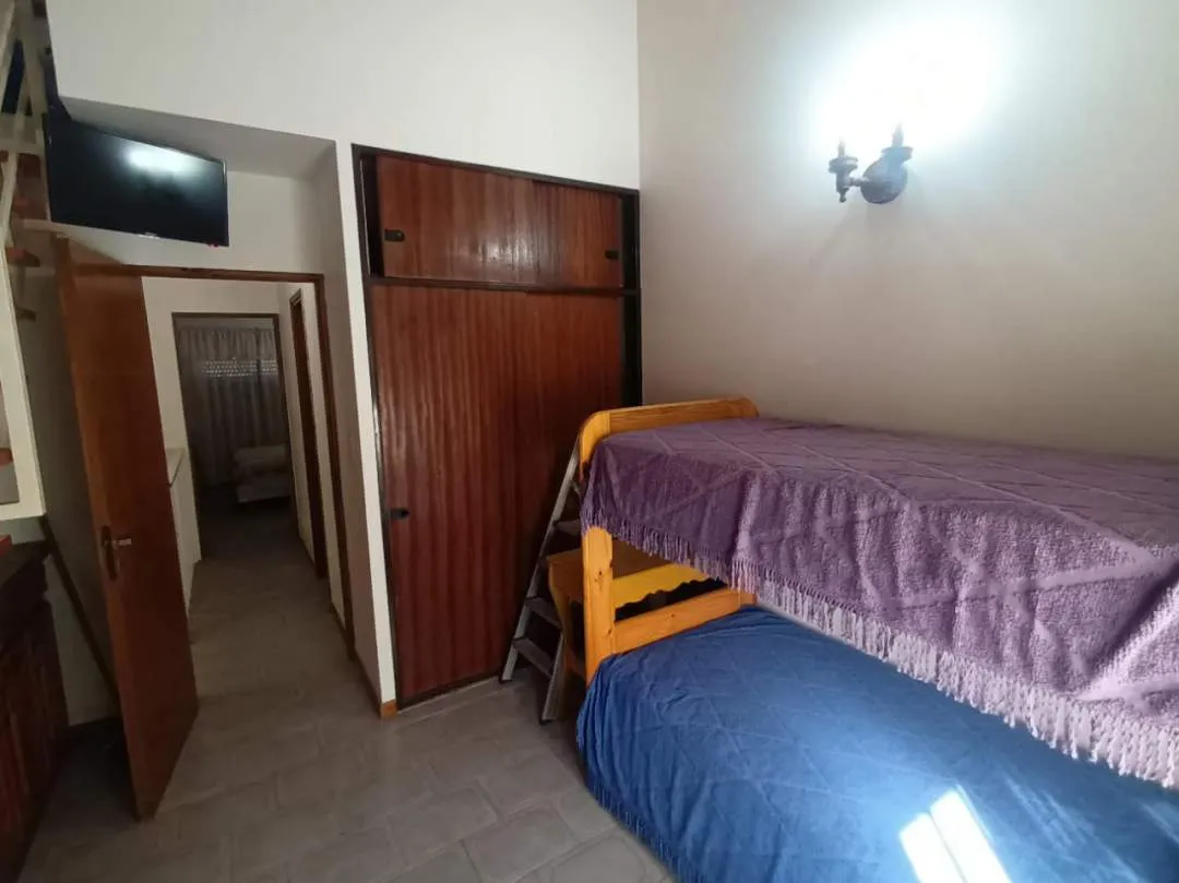 484 - VENDE TRIPLEX 4 AMBIENTES A MTS DEL MAR