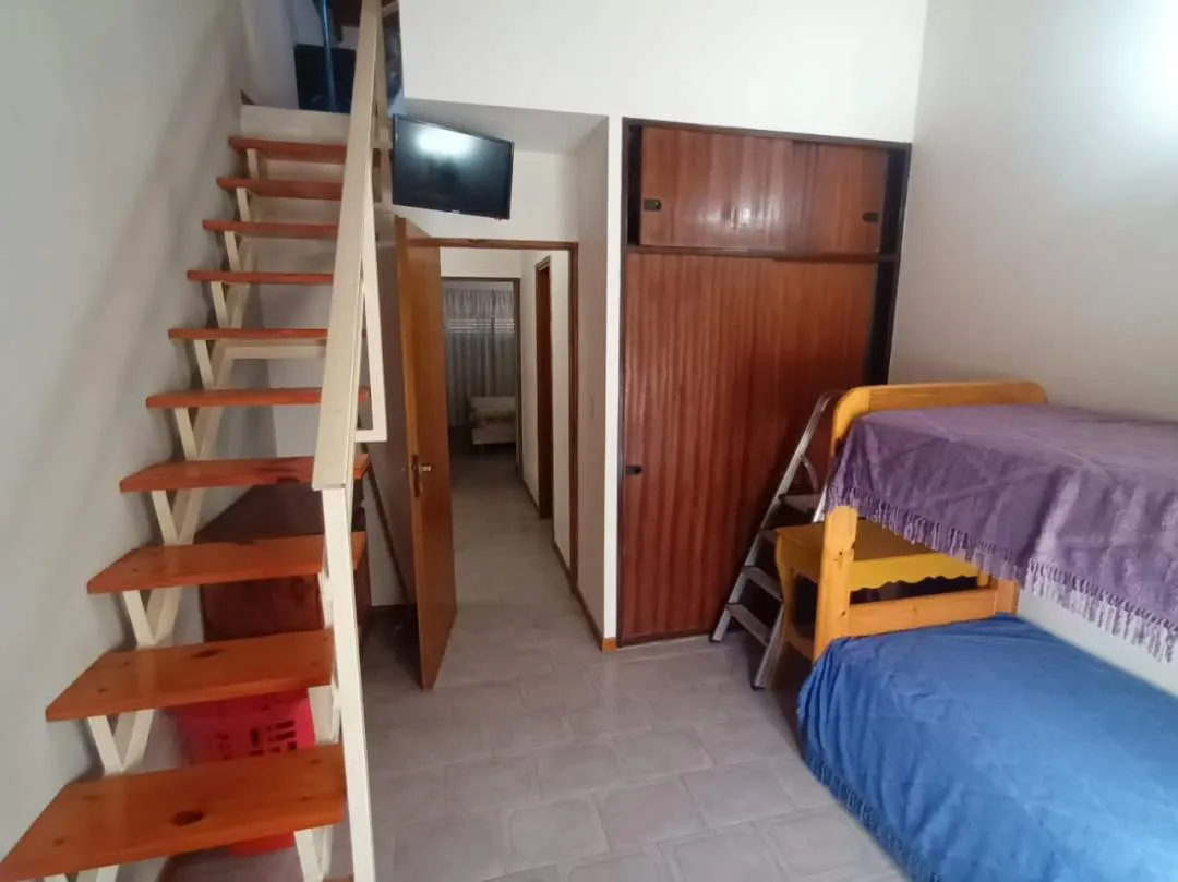 484 - VENDE TRIPLEX 4 AMBIENTES A MTS DEL MAR