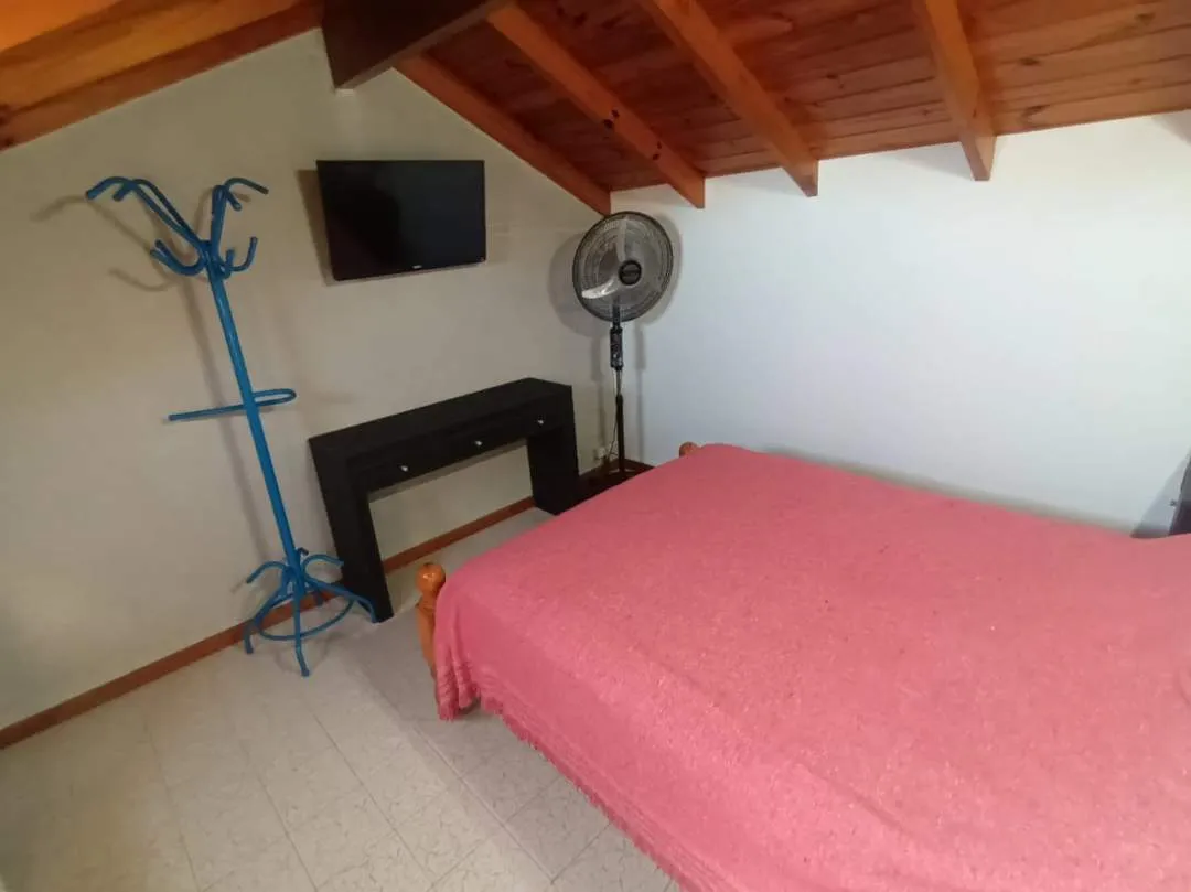 484 - VENDE TRIPLEX 4 AMBIENTES A MTS DEL MAR