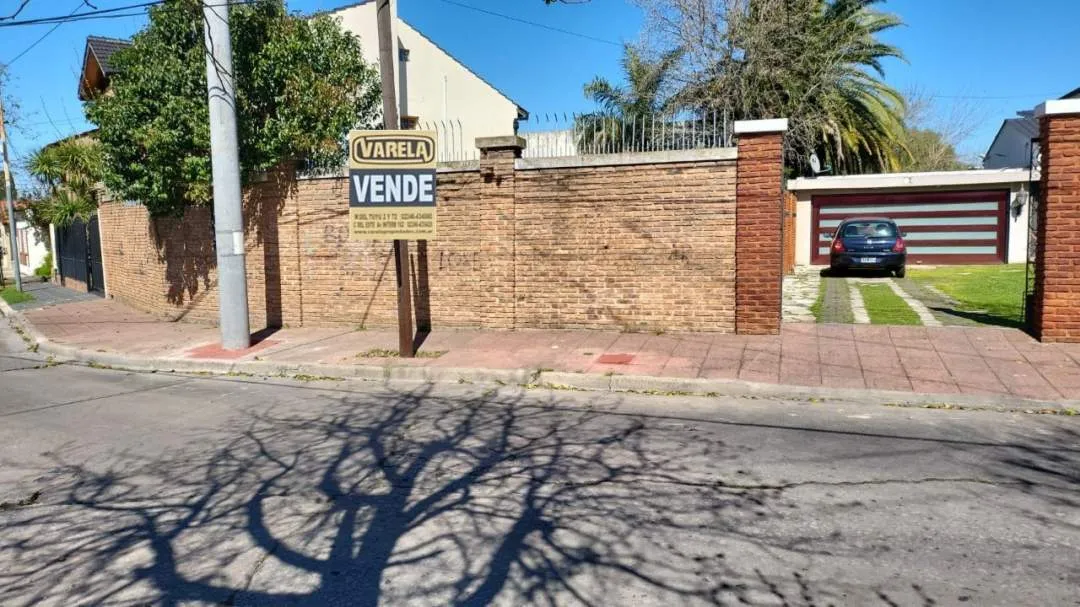 LOTE EN CASTELAR SUR EXCELENTE ENTORNO RESIDENCIAL