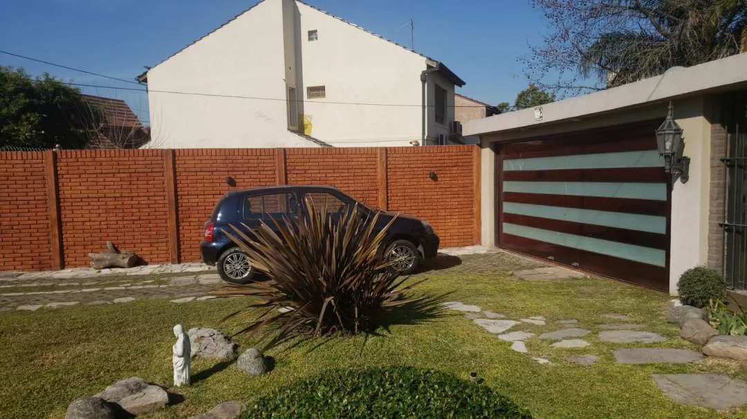 LOTE EN CASTELAR SUR EXCELENTE ENTORNO RESIDENCIAL