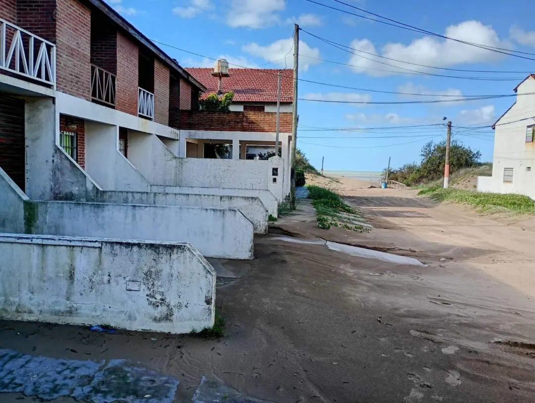 TRIPLEX DE 4 AMBIENTES A METROS DEL MAR