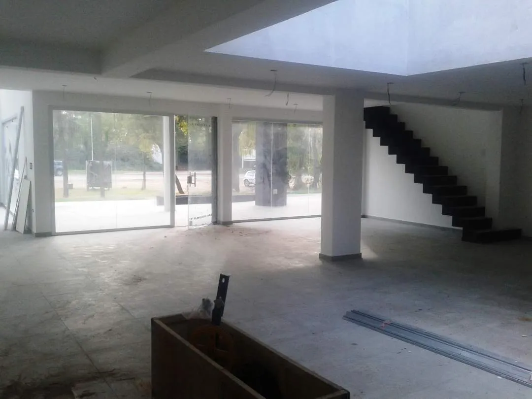 Pinamar | Locales a estrenar sobre Avda. Bunge (Pleno centro)