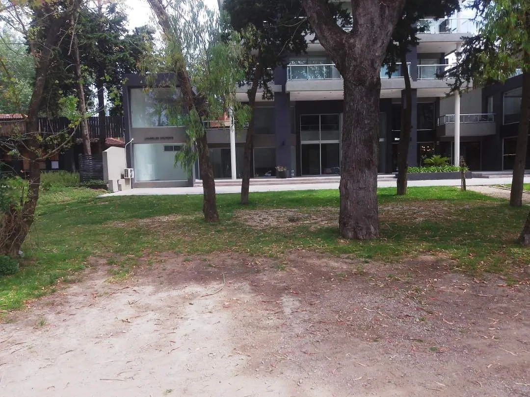 En Pinamar | Local  grande sobre Av. Bunge - A1-