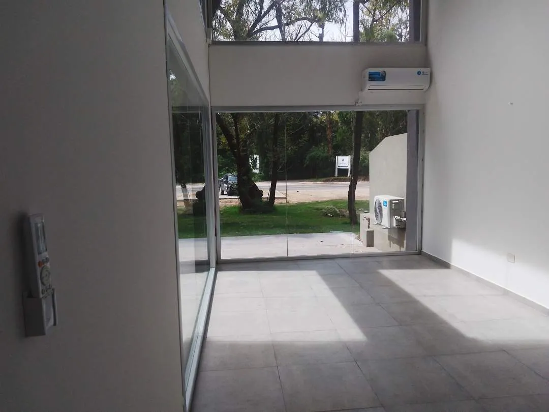 En Pinamar | Local  grande sobre Av. Bunge - A1-