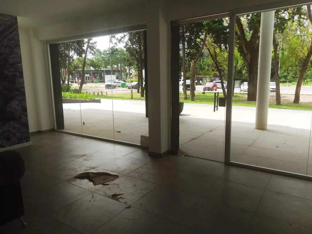 En Pinamar | Local  grande sobre Av. Bunge - A1-