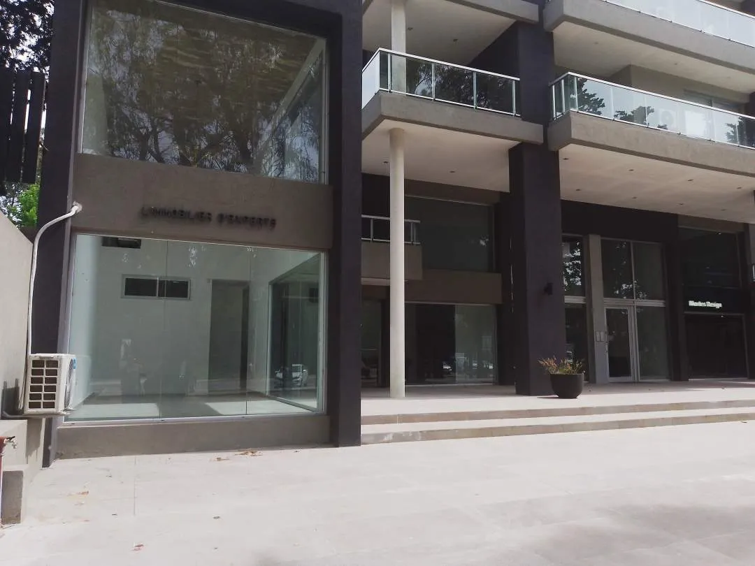 En Pinamar | Local  grande sobre Av. Bunge - A1-