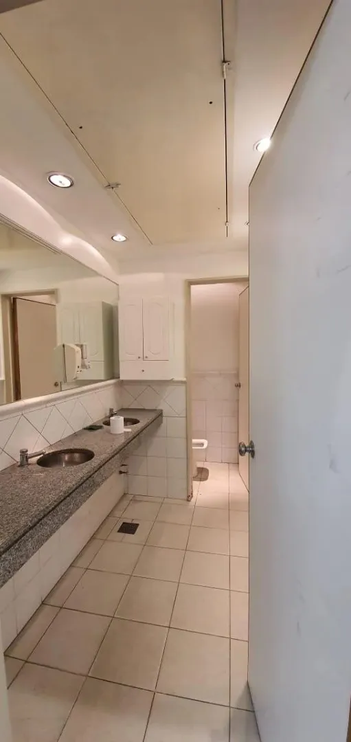 Local Comercial Con Oficinas En Retiro