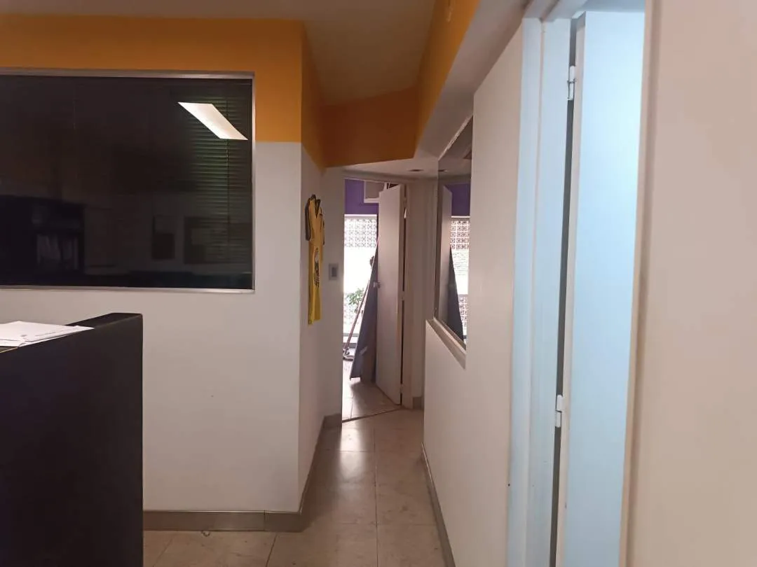 Excelente oficina super luminosa amoblada